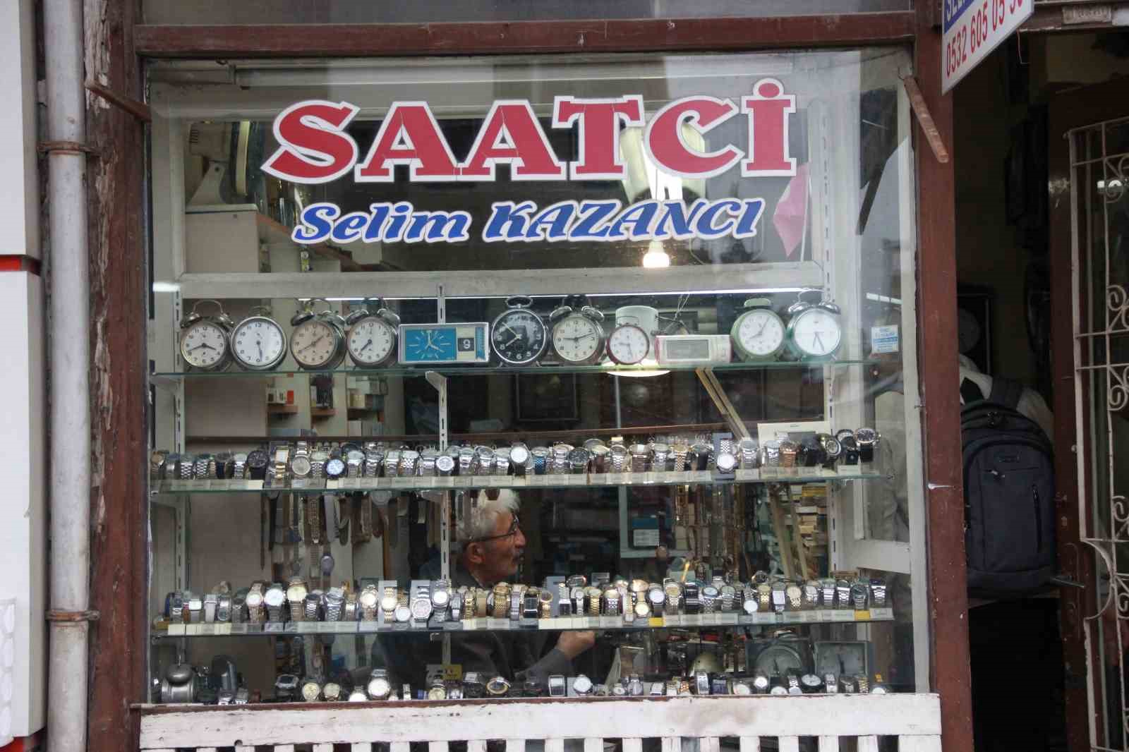 dedesinden-ve-babasindan-kalan-mirasi-mekanik-saatleri-tamir-ederek-yasatiyor