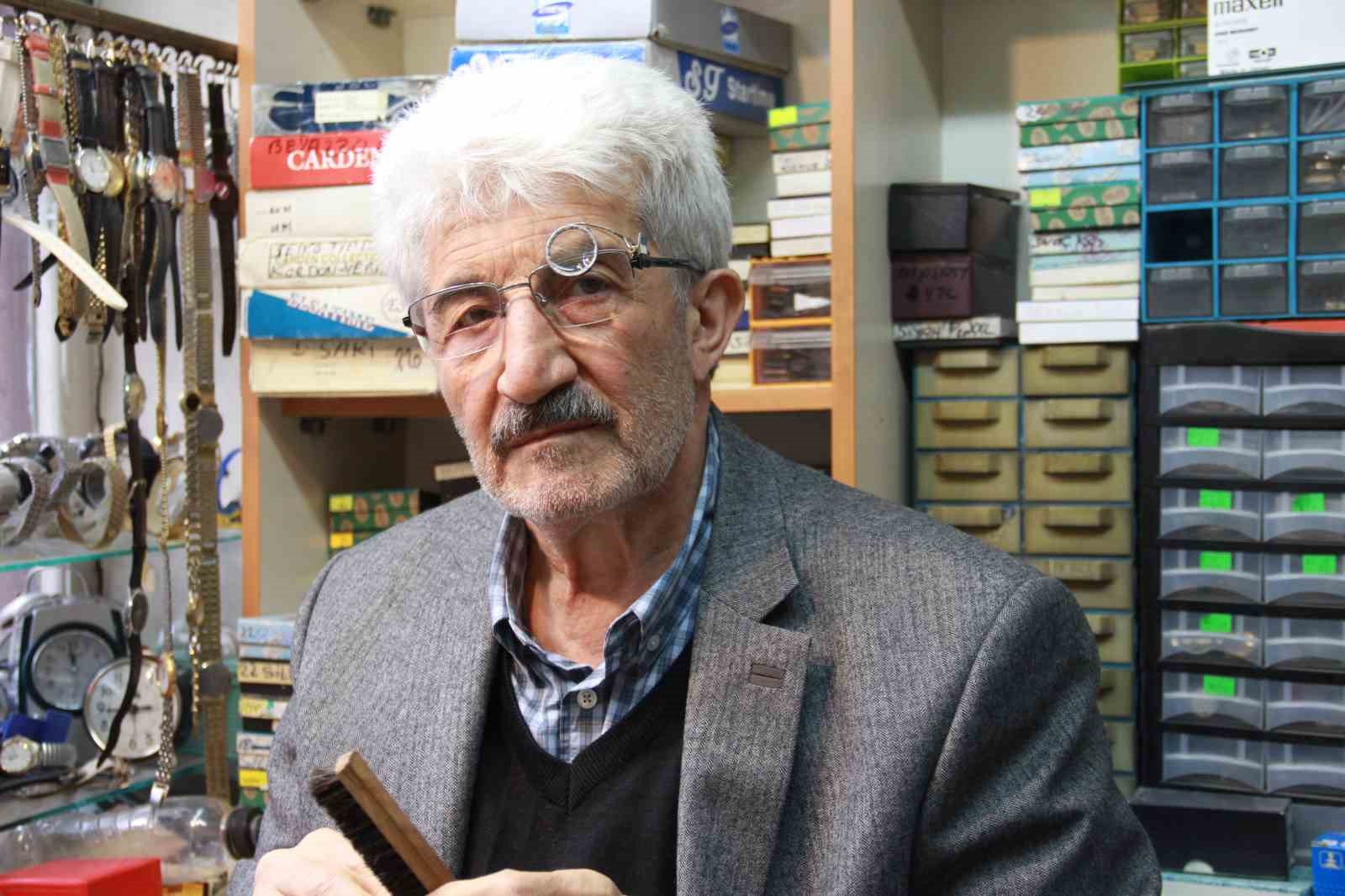 dedesinden-ve-babasindan-kalan-mirasi-mekanik-saatleri-tamir-ederek-yasatiyor
