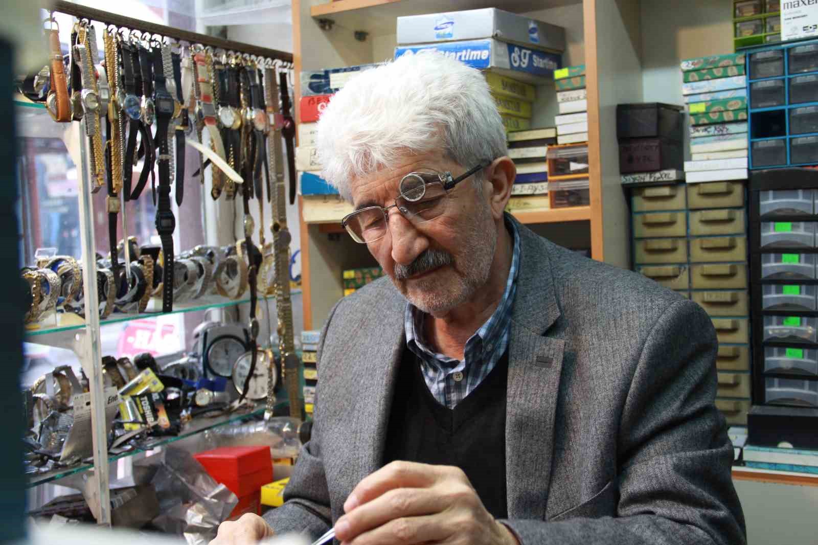 dedesinden-ve-babasindan-kalan-mirasi-mekanik-saatleri-tamir-ederek-yasatiyor