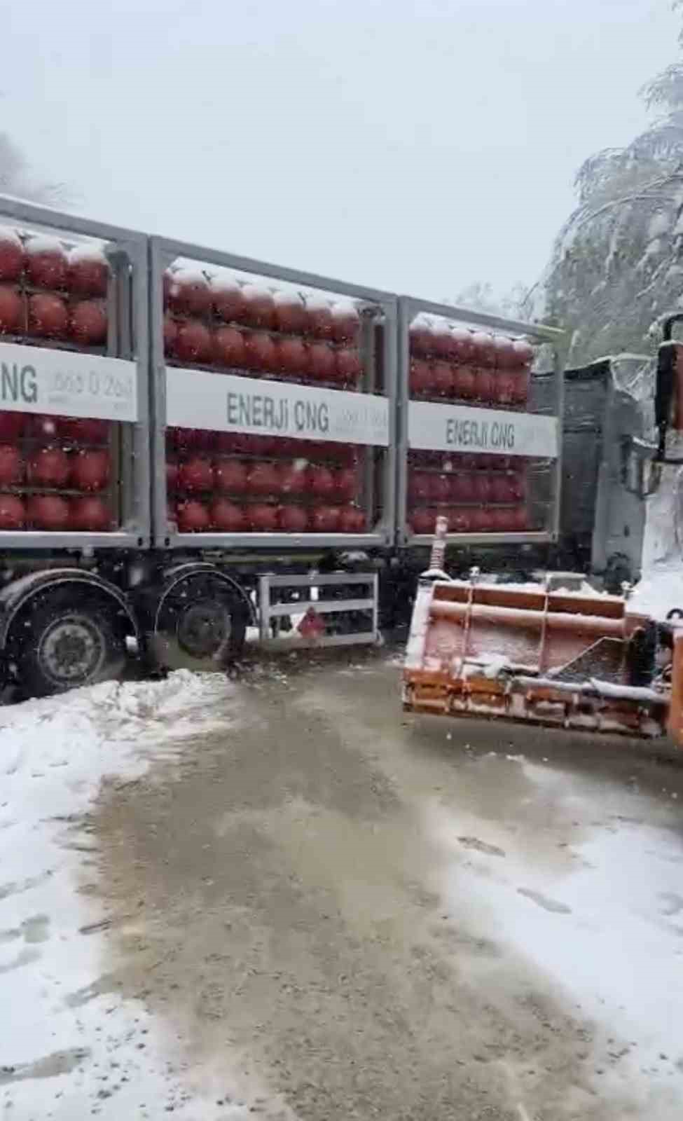 dogalgaz-tupleri-yuklu-tir-kaydi-yol-ulasima-kapandi