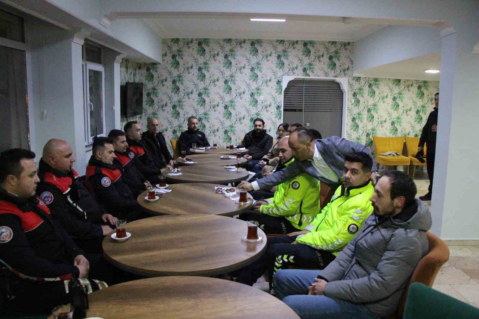 emniyet-mudurunden-emniyet-kemeri-takmayan-surucuye-ceza-yerine-cikolata-tadinda-uyari