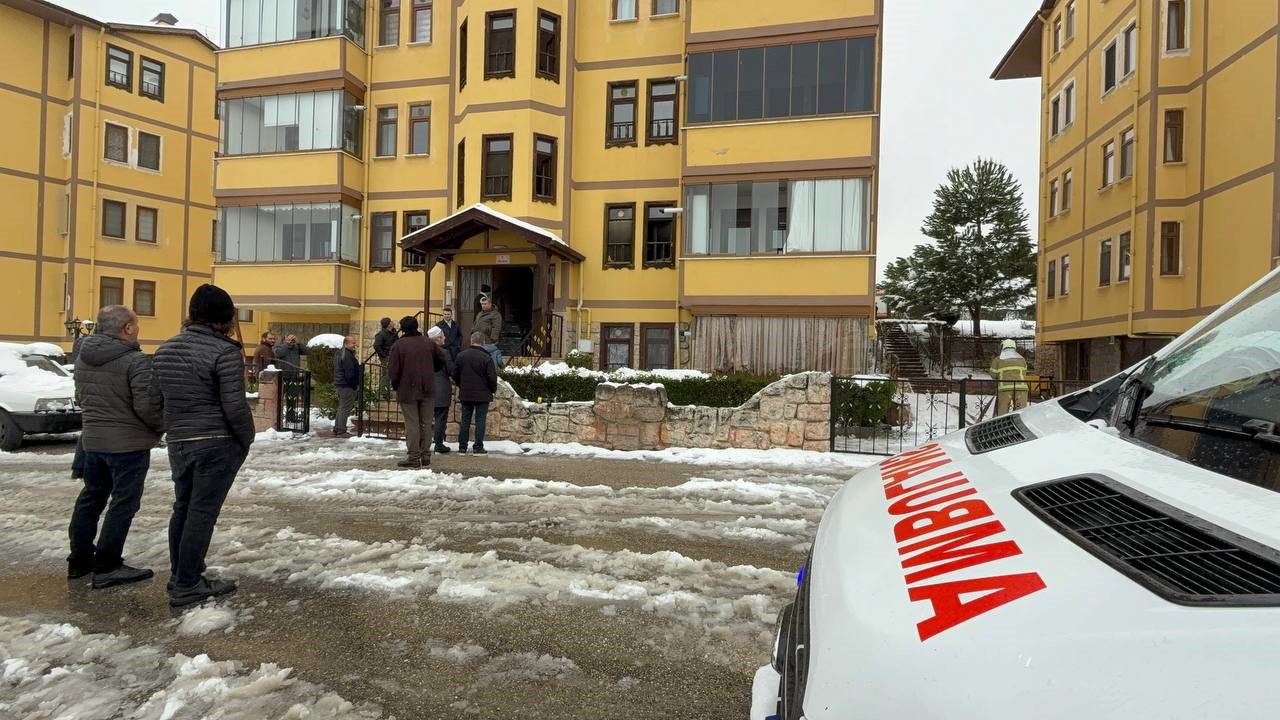 ev-yangininda-anne-ve-3-cocugu-dumandan-etkilendi