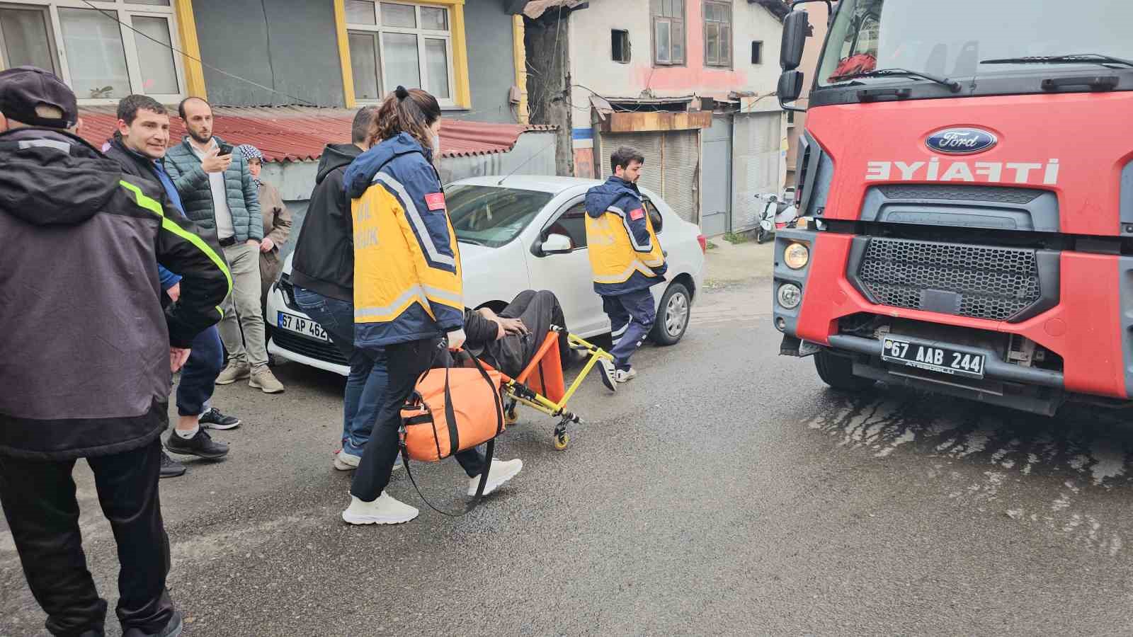 gecekonduda-cikan-yanginda-mahsur-kalan-yasli-adami-otopark-gorevlisi-kurtardi