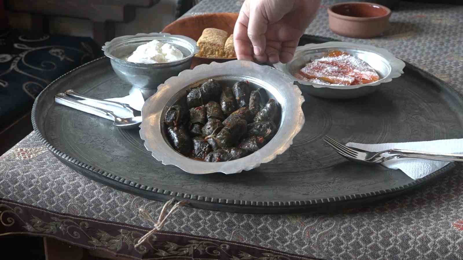 hazirlanisi-uzun-tuketimi-kisa-suren-lezzet-etli-karalahana-sarmasi