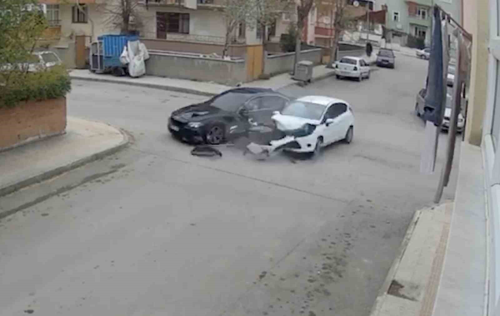 iki-otomobil-carpisti-kucuk-cocuk-camdan-firladi-o-anlar-kamerada