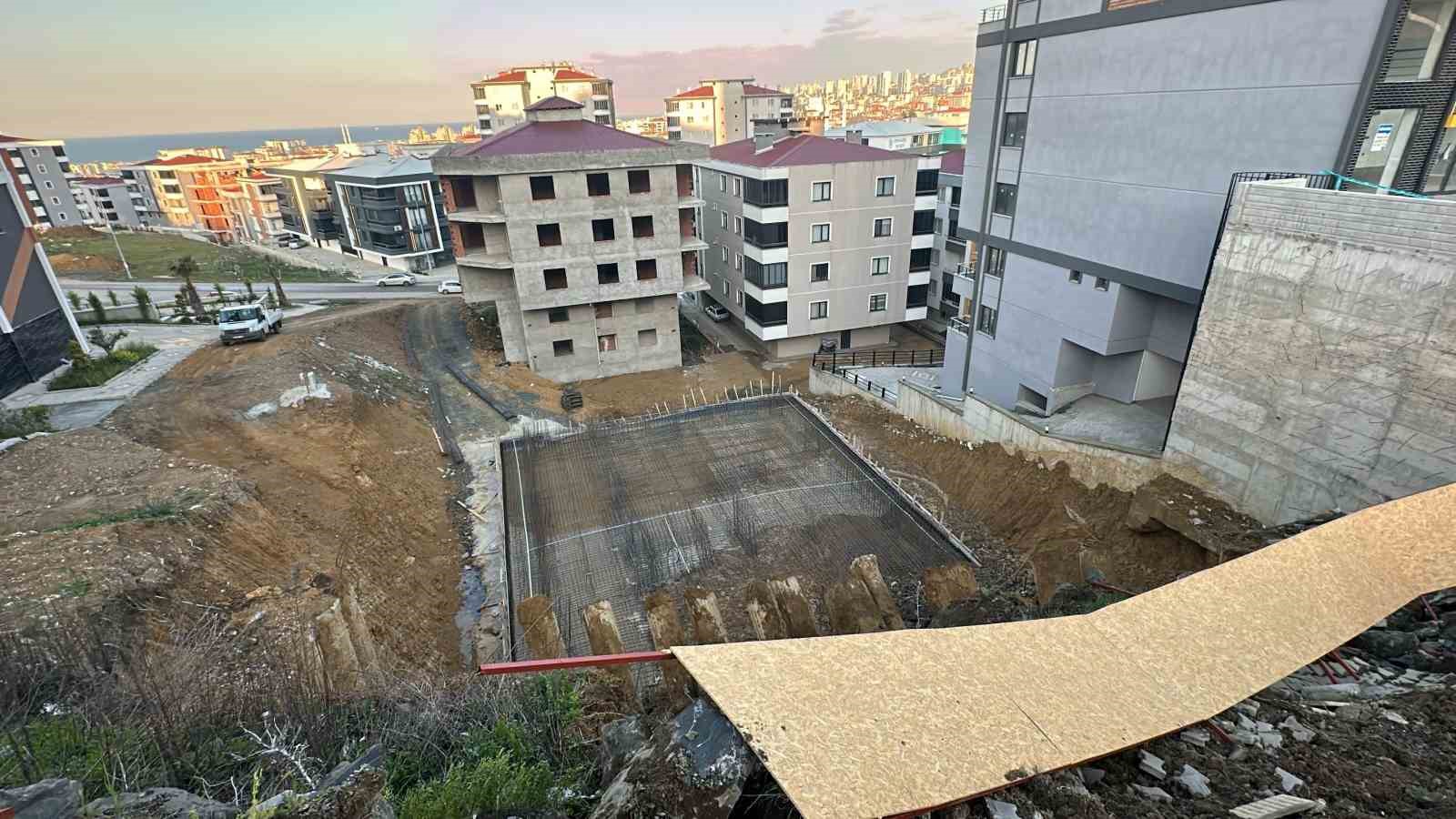 insaat-calismasi-sirasinda-toprak-kaydi-yol-trafige-kapatildi