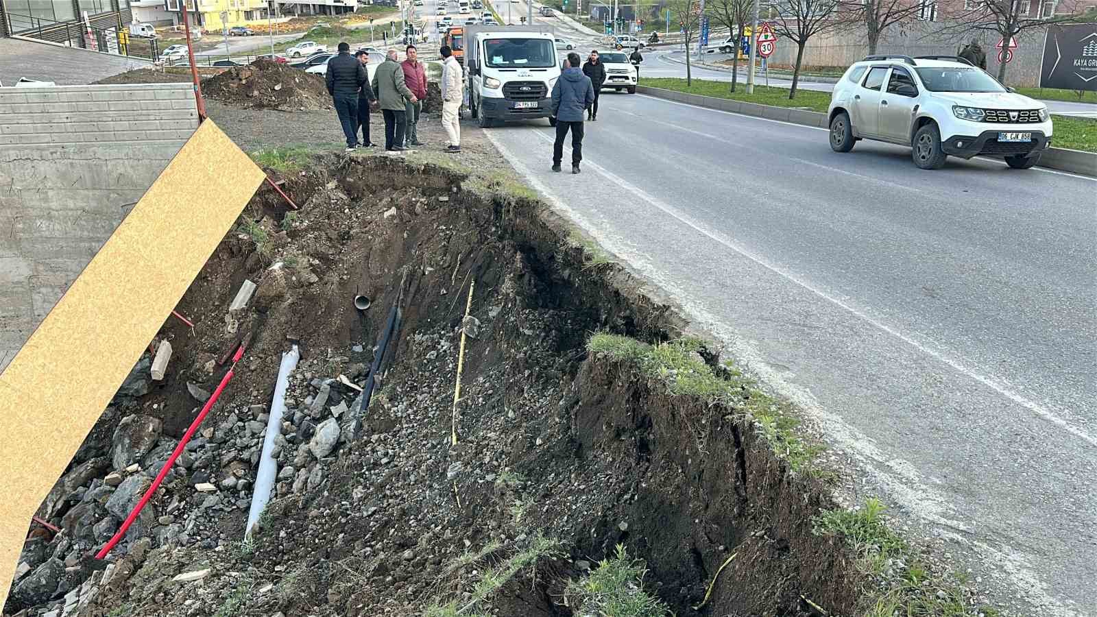 insaat-calismasi-sirasinda-toprak-kaydi-yol-trafige-kapatildi