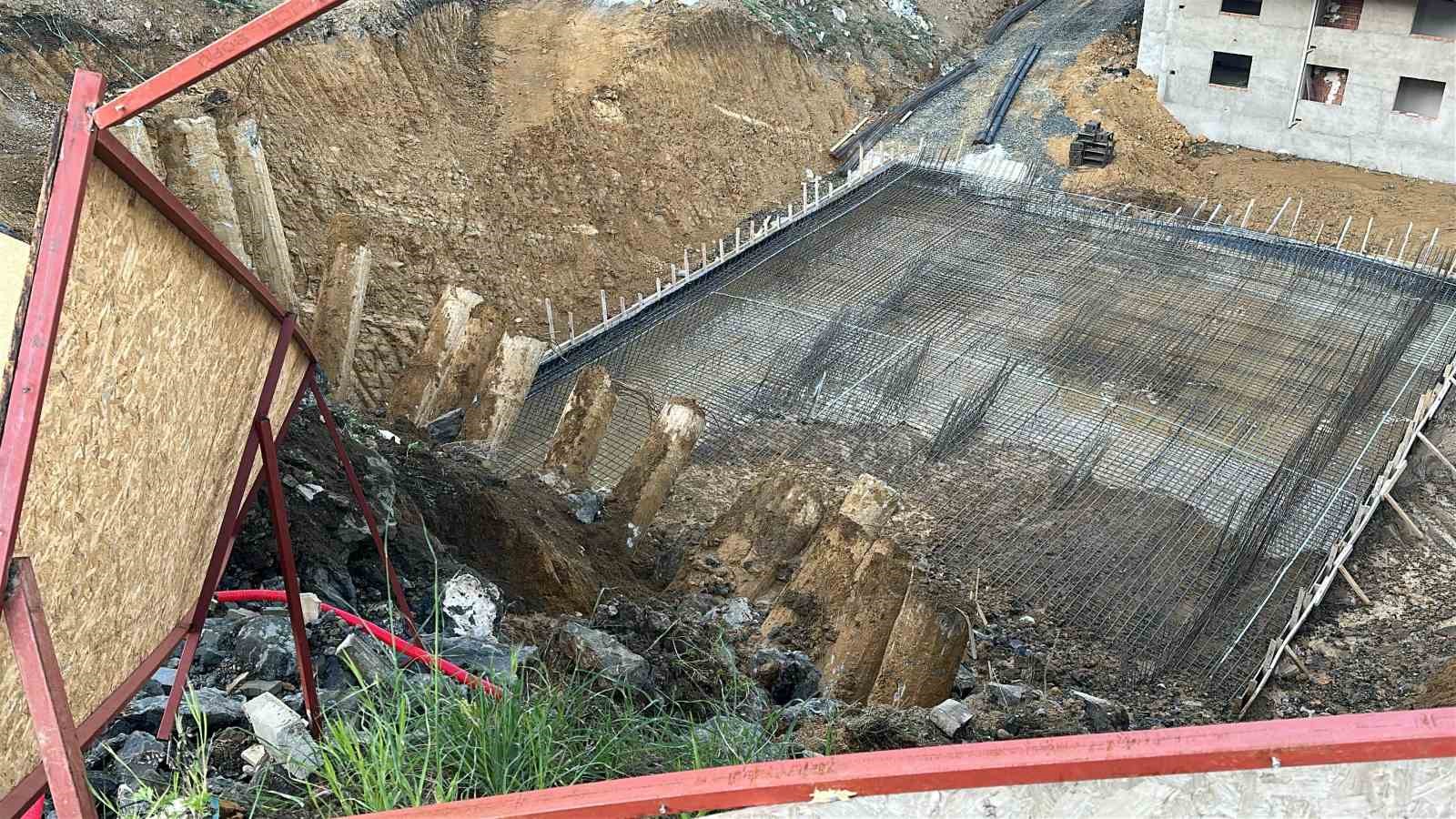 insaat-calismasi-sirasinda-toprak-kaydi-yol-trafige-kapatildi