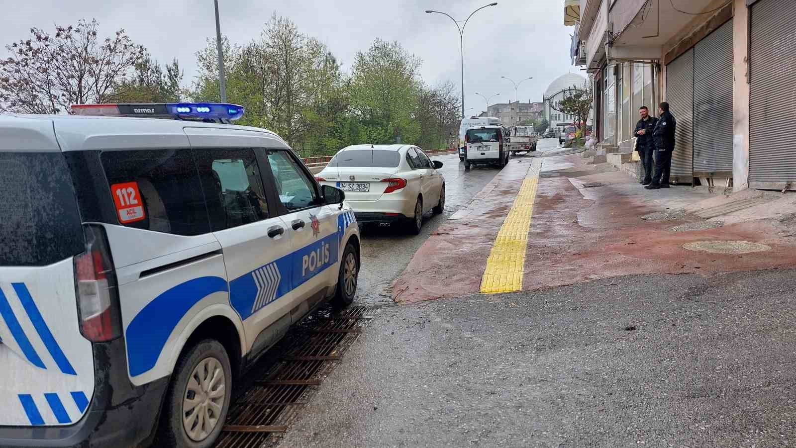 ise-gitmek-icin-dolmus-beklerken-silahli-saldirida-yaralandi