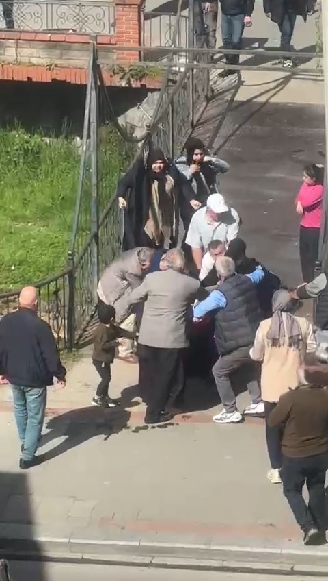 kadinlarin-kavgasini-erkekler-ayirdi