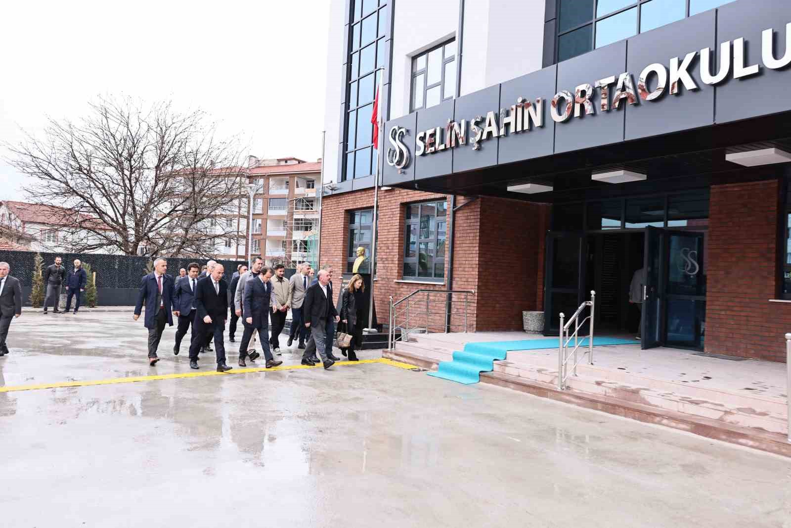 kansere-yenik-dusen-universite-ogrencisinin-adinin-yasatilacagi-okulda-sona-gelindi