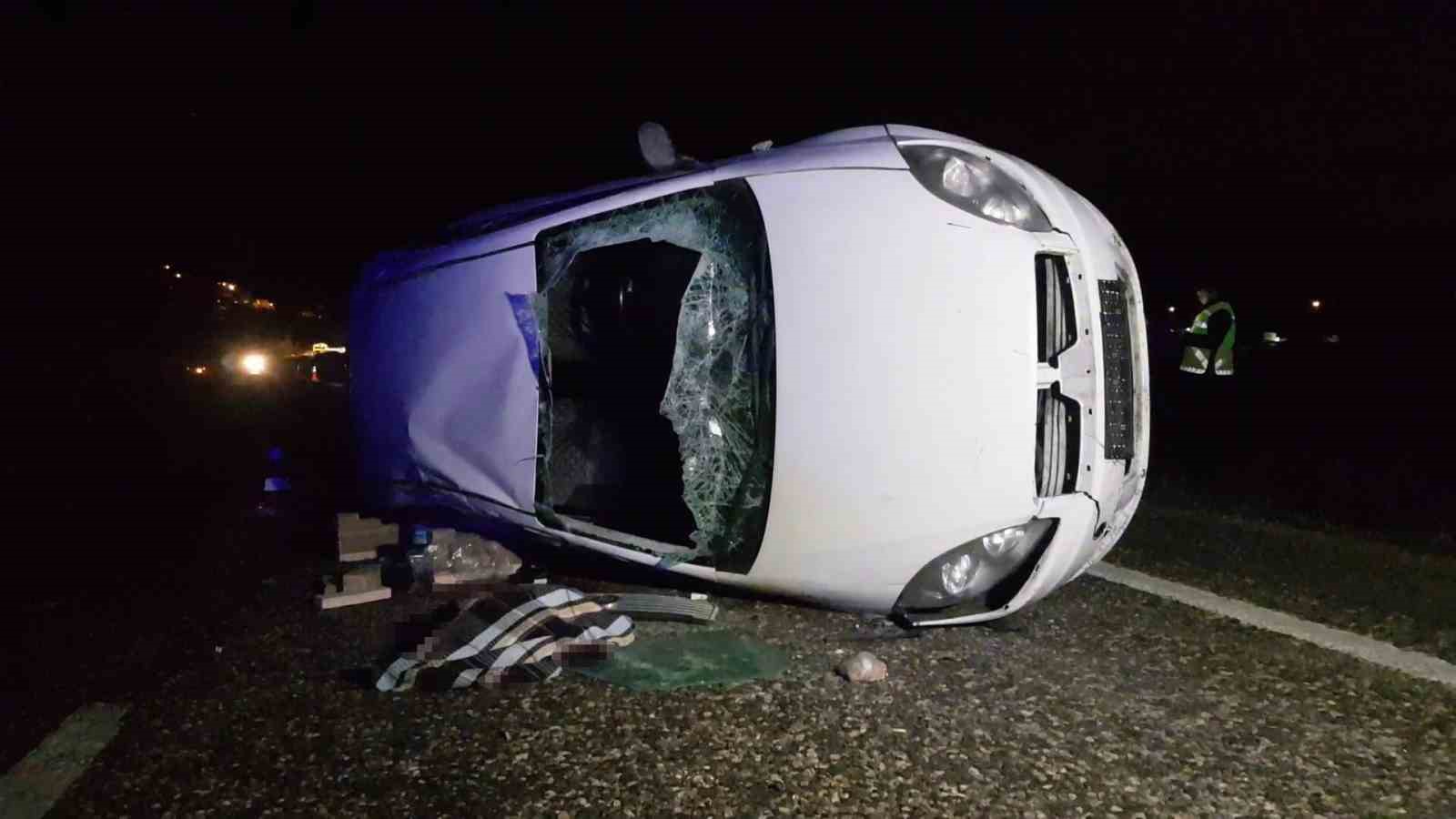 karabukte-devrilen-otomobil-30-metre-suruklendi-3u-cocuk-5-yarali