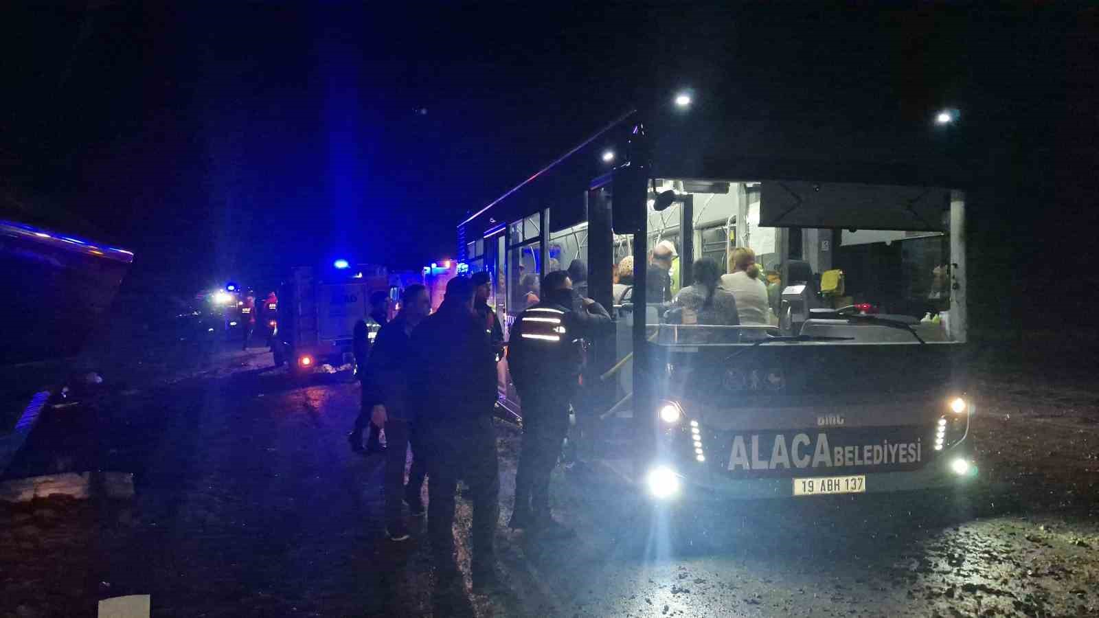 karnavaldan-donen-vatandaslari-tasiyan-otobus-yan-yatti-23-yarali