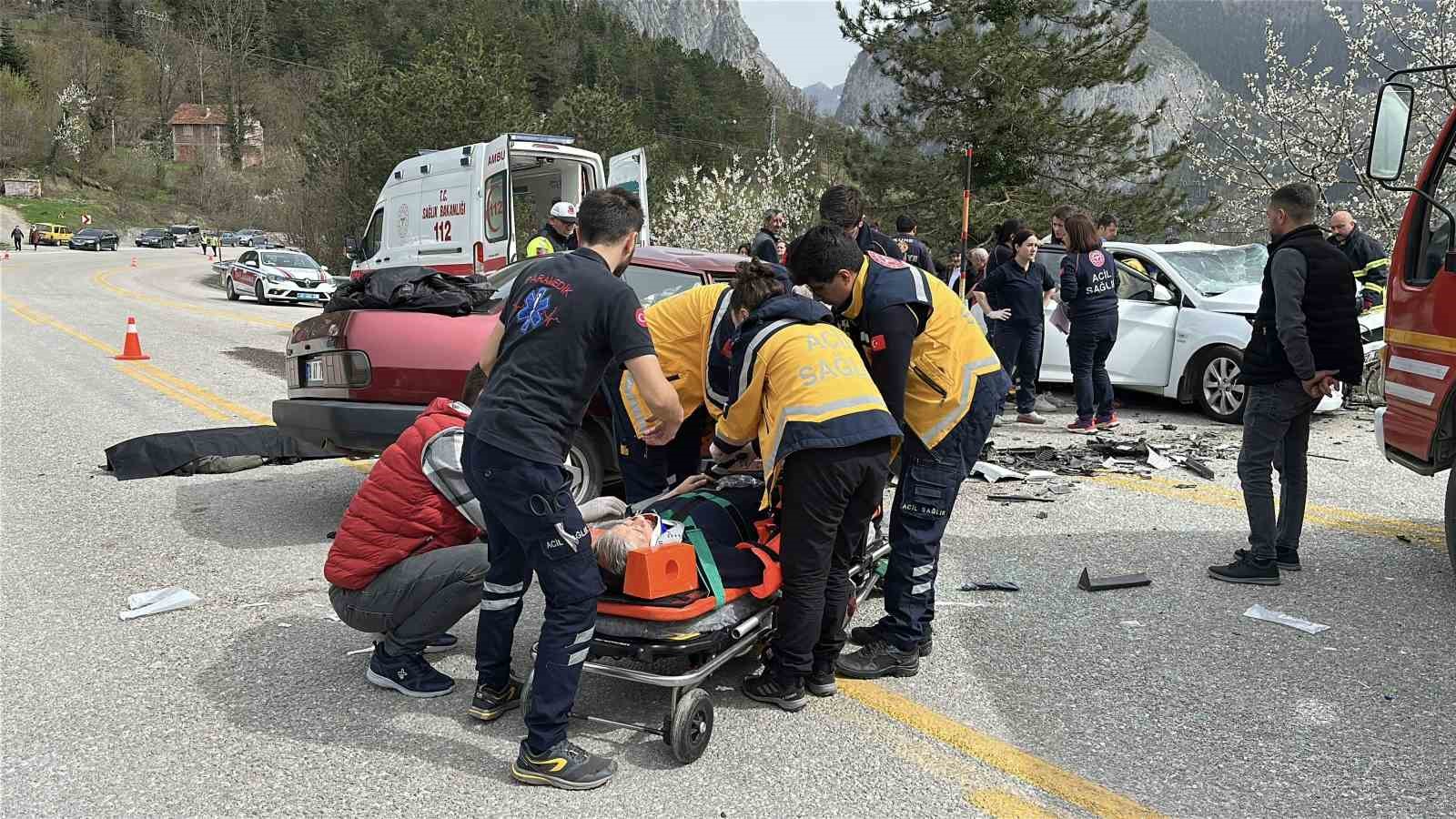 kastamonuda-2-otomobil-carpisti-ilk-belirlemelere-gore-3-kisi-oldu-4-kisi-yaralandi
