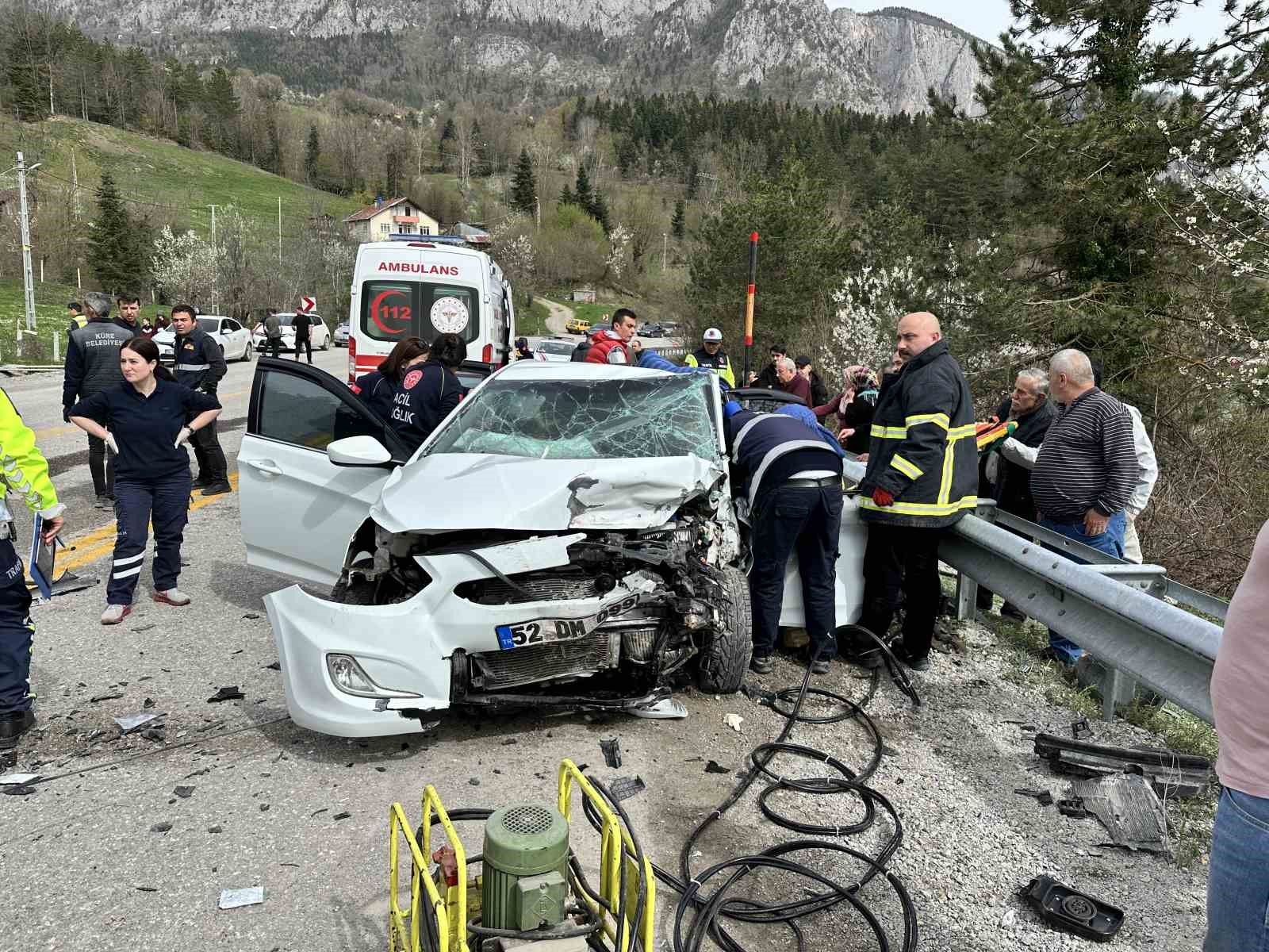 kastamonuda-2-otomobil-carpisti-ilk-belirlemelere-gore-3-kisi-oldu-4-kisi-yaralandi