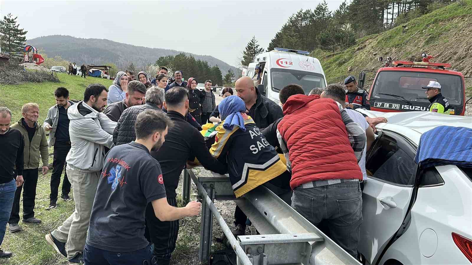 kastamonuda-2-otomobil-carpisti-ilk-belirlemelere-gore-3-kisi-oldu-4-kisi-yaralandi