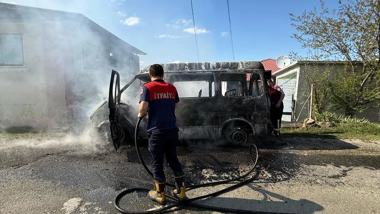 kastamonuda-seyir-halindeki-minibus-yandi