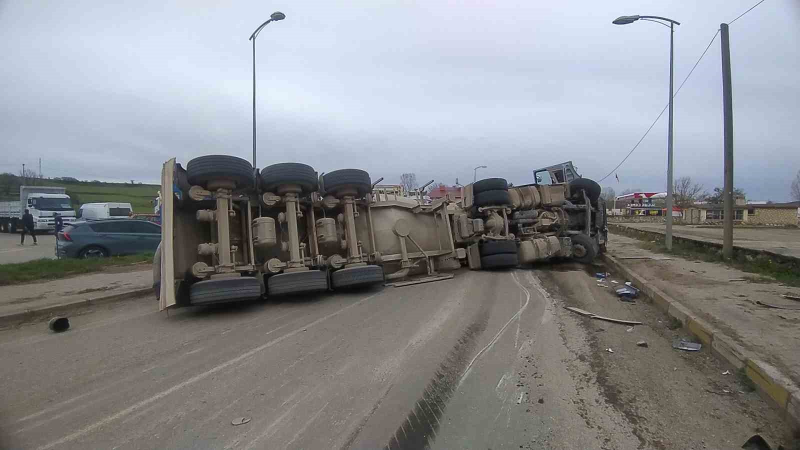 kastamonuda-traktor-ile-beton-tasiyan-tir-carpisti-2-yarali