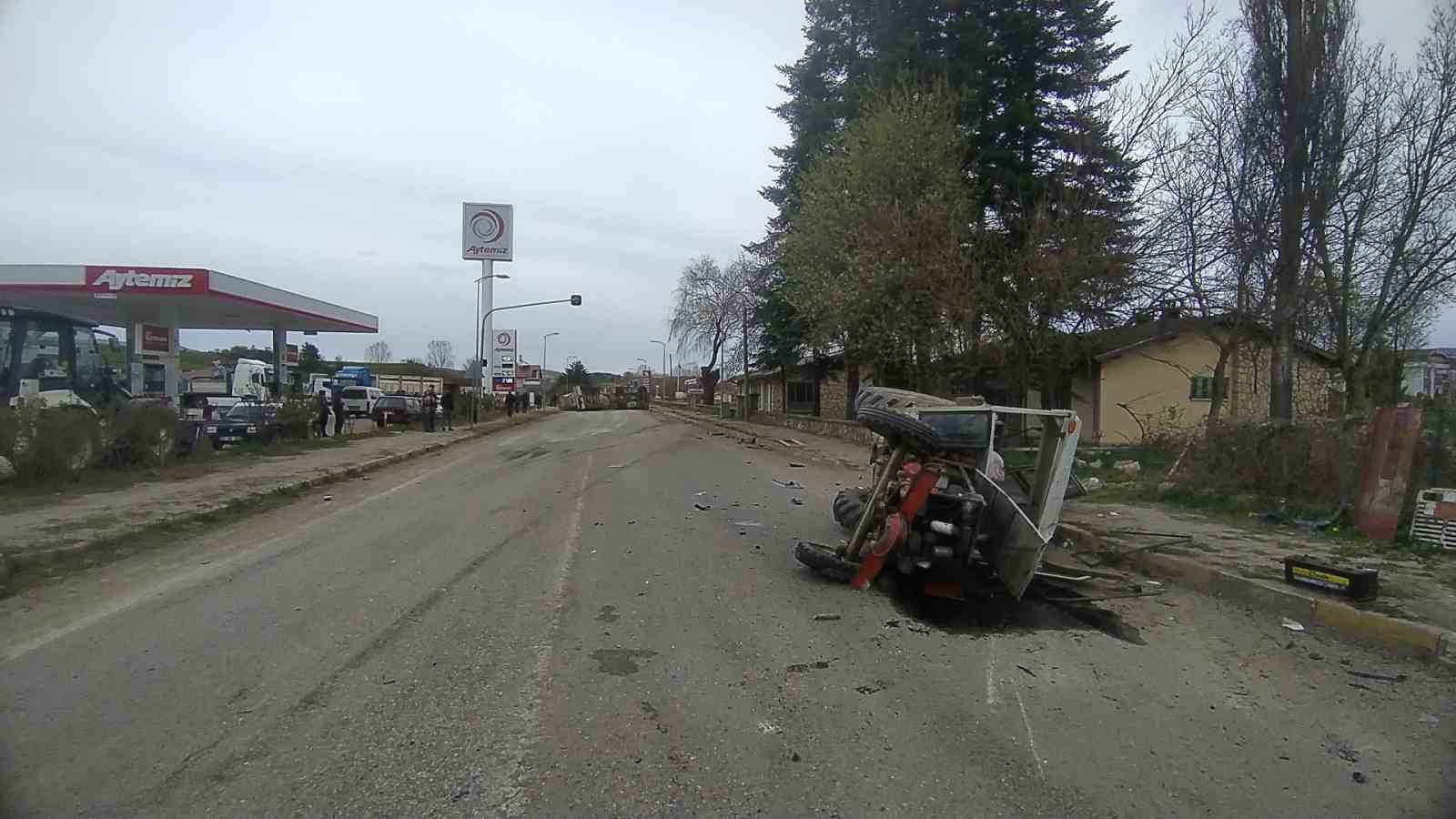 kastamonuda-traktor-ile-beton-tasiyan-tir-carpisti-2-yarali