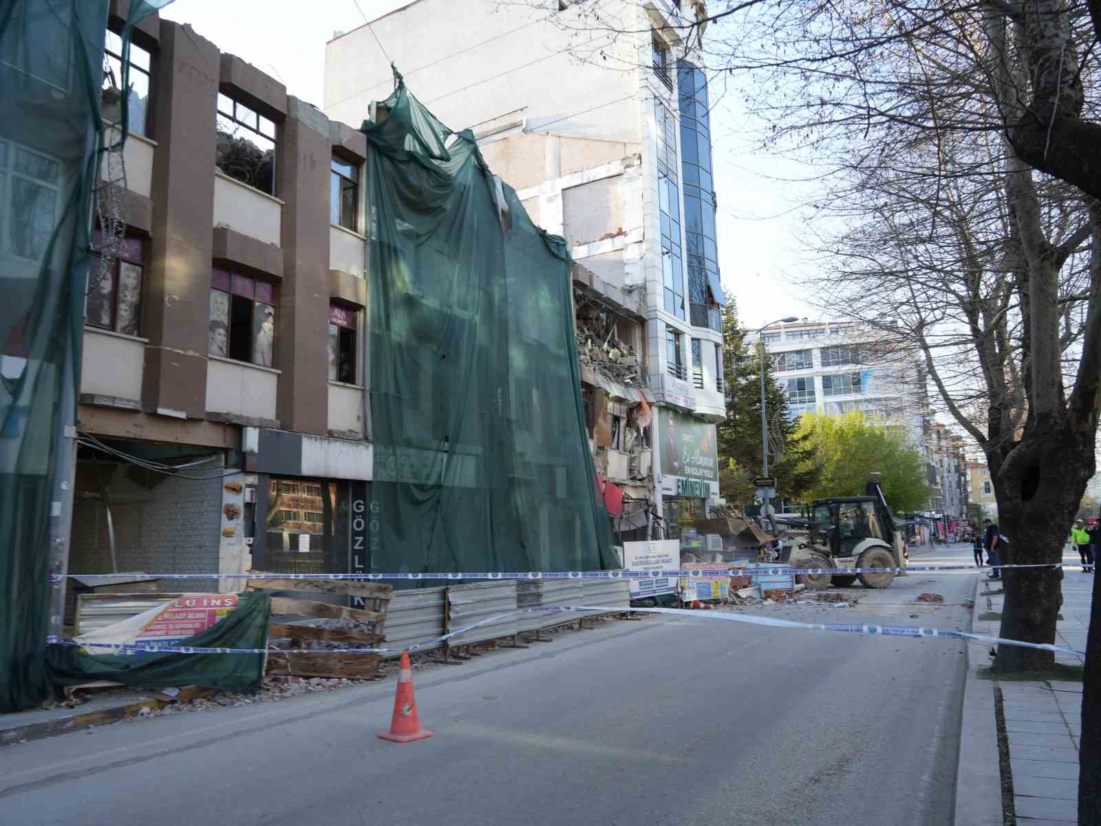 kastamonuda-yikim-calismalari-sirasinda-bina-coktu-yol-ulasima-kapatildi