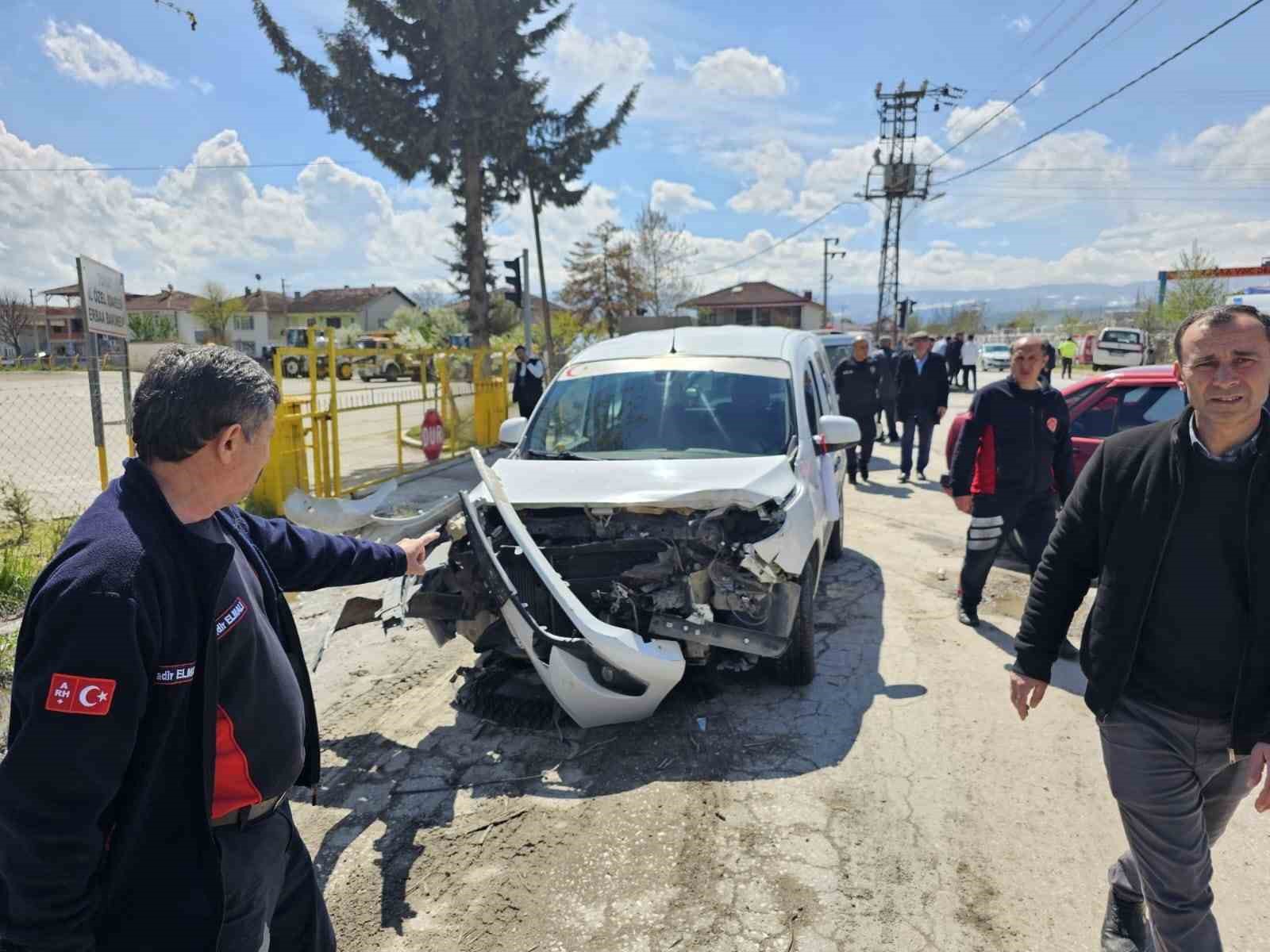 kavsakta-meydana-gelen-kazada-3-kisi-yaralandi