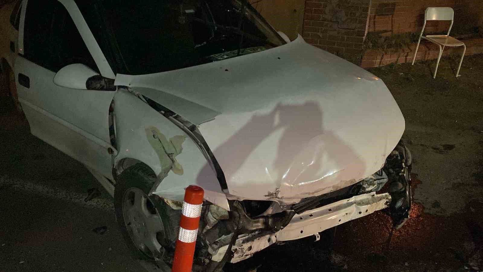 kontrolden-cikan-otomobil-beton-duvara-carpti-1-yarali