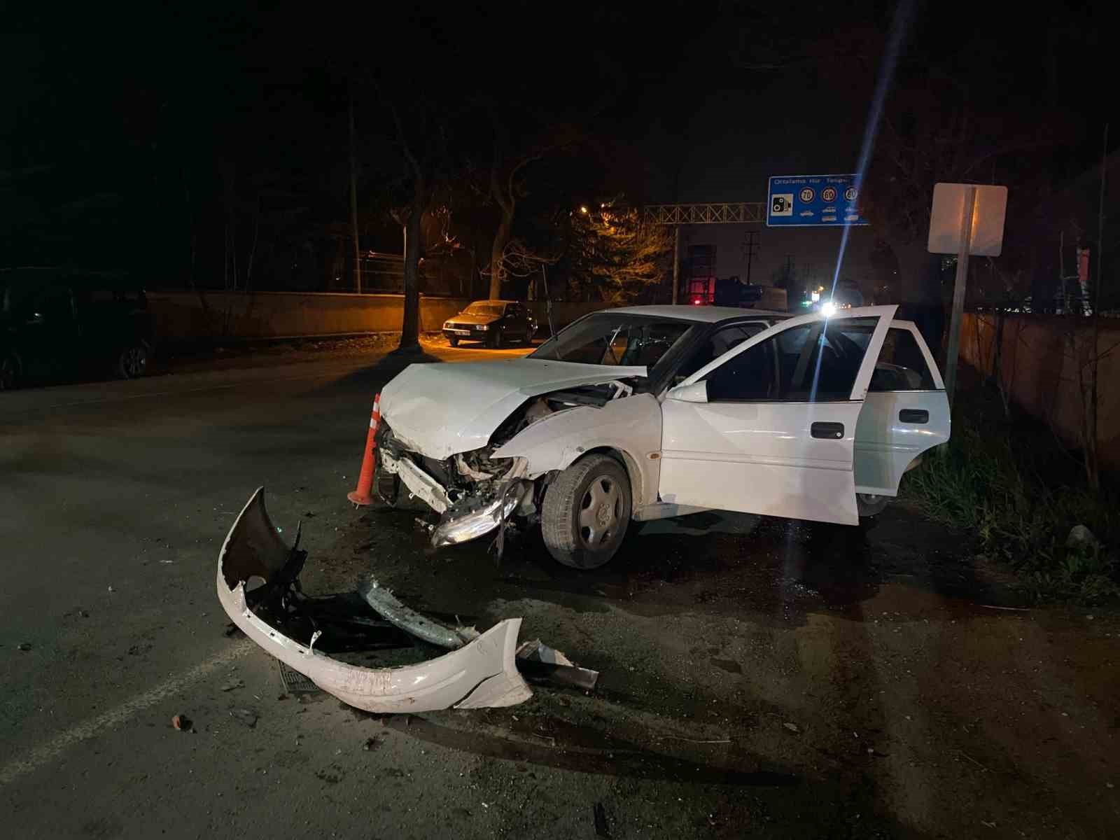 kontrolden-cikan-otomobil-beton-duvara-carpti-1-yarali