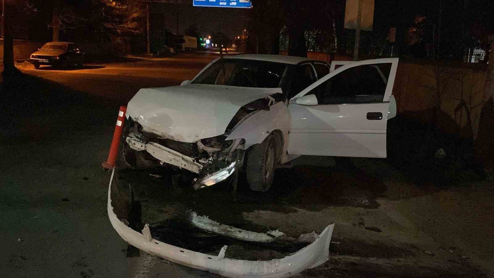 kontrolden-cikan-otomobil-beton-duvara-carpti-1-yarali