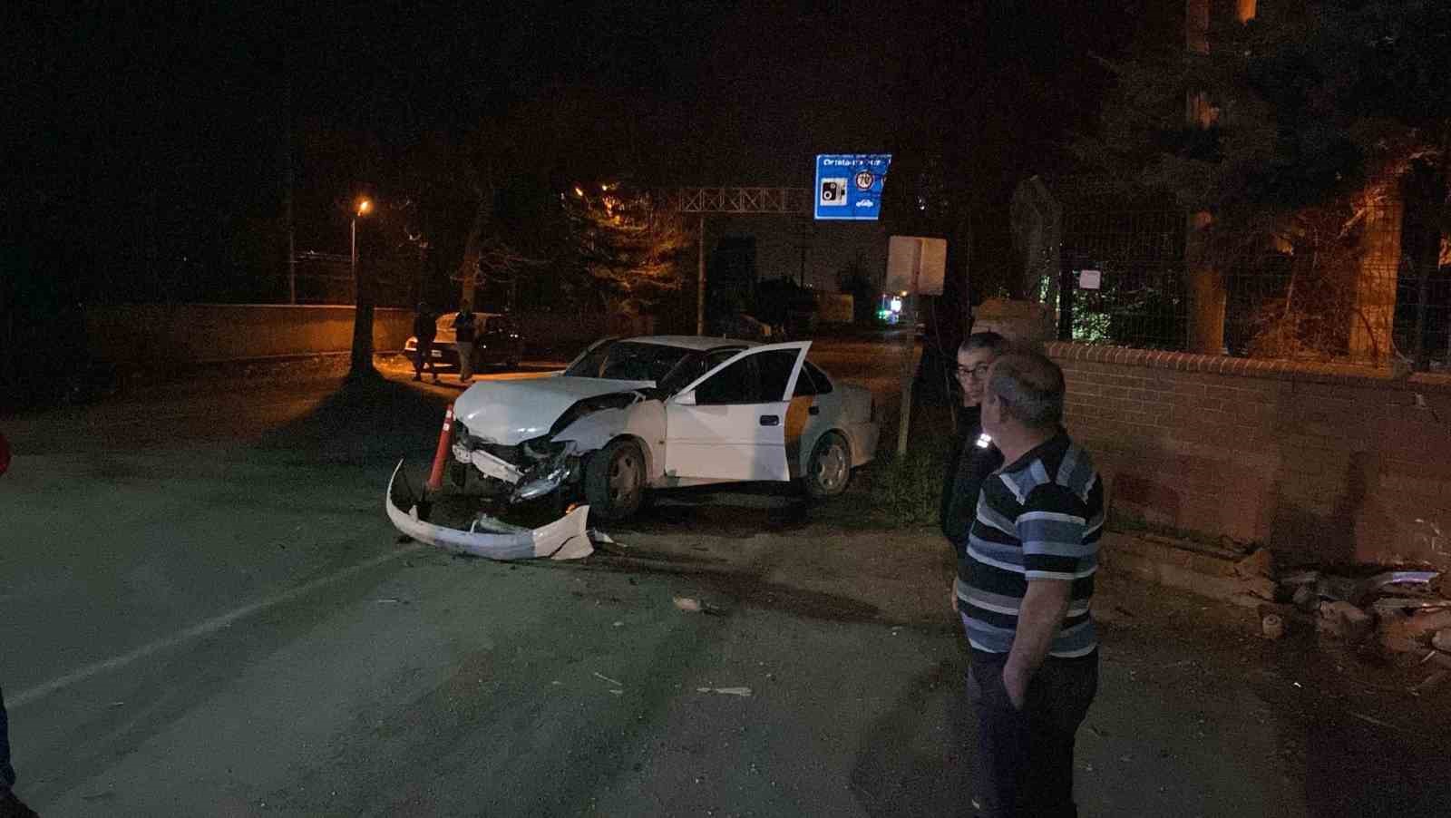 kontrolden-cikan-otomobil-beton-duvara-carpti-1-yarali