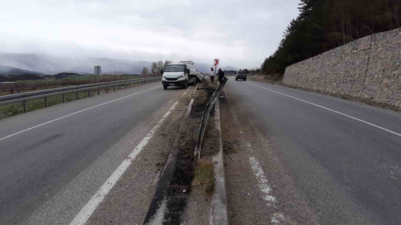 kontrolden-cikan-otomobil-orta-refuje-savruldu-2-yarali