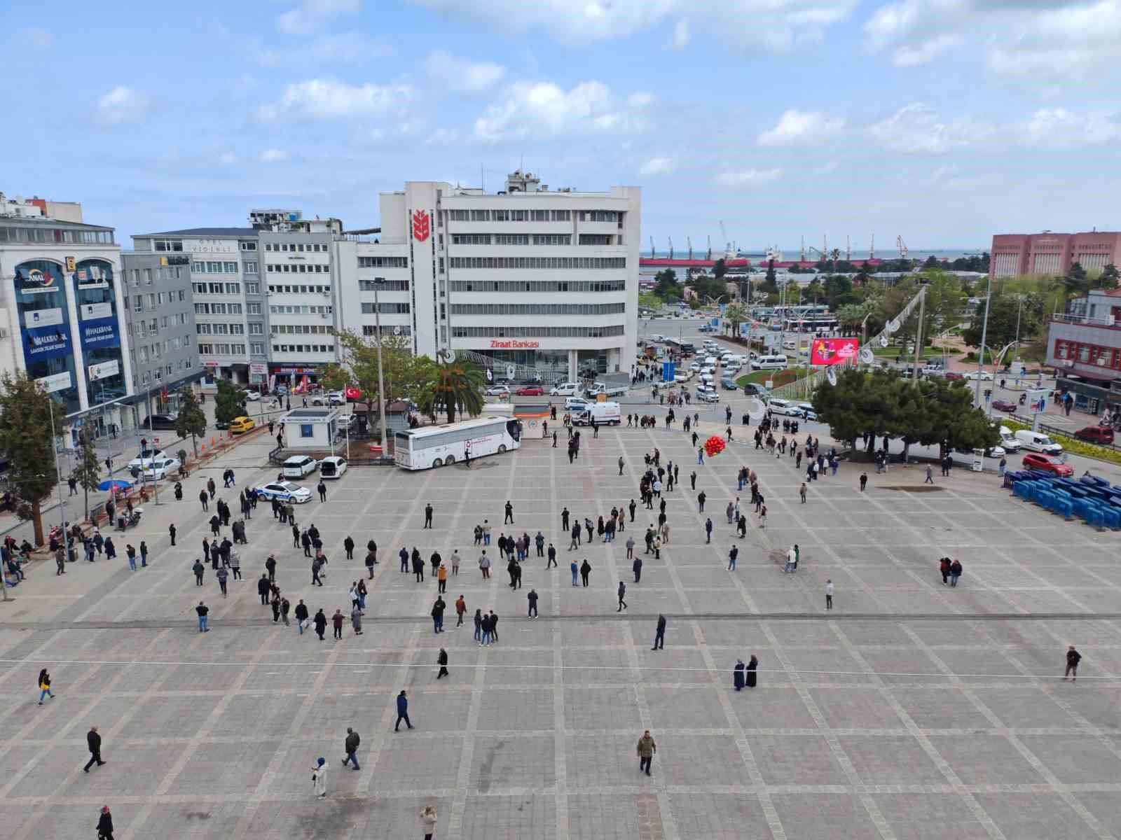 mahalle-yolunun-yapilmadigi-gerekcesiyle-meydanda-kendini-yakmak-istedi