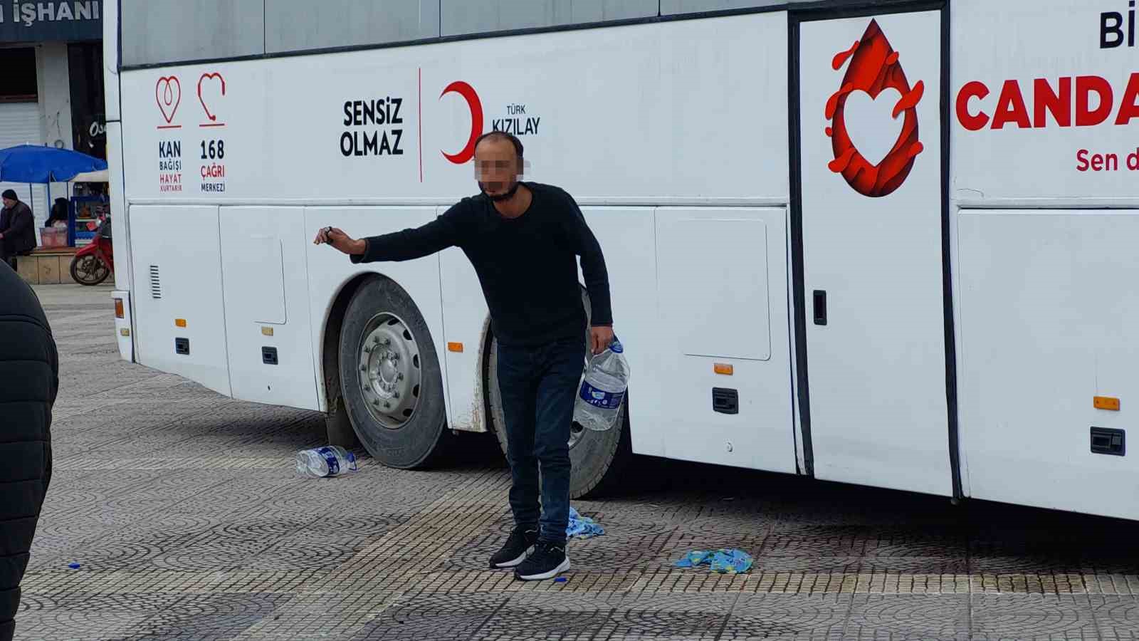 mahalle-yolunun-yapilmadigi-gerekcesiyle-meydanda-kendini-yakmak-istedi