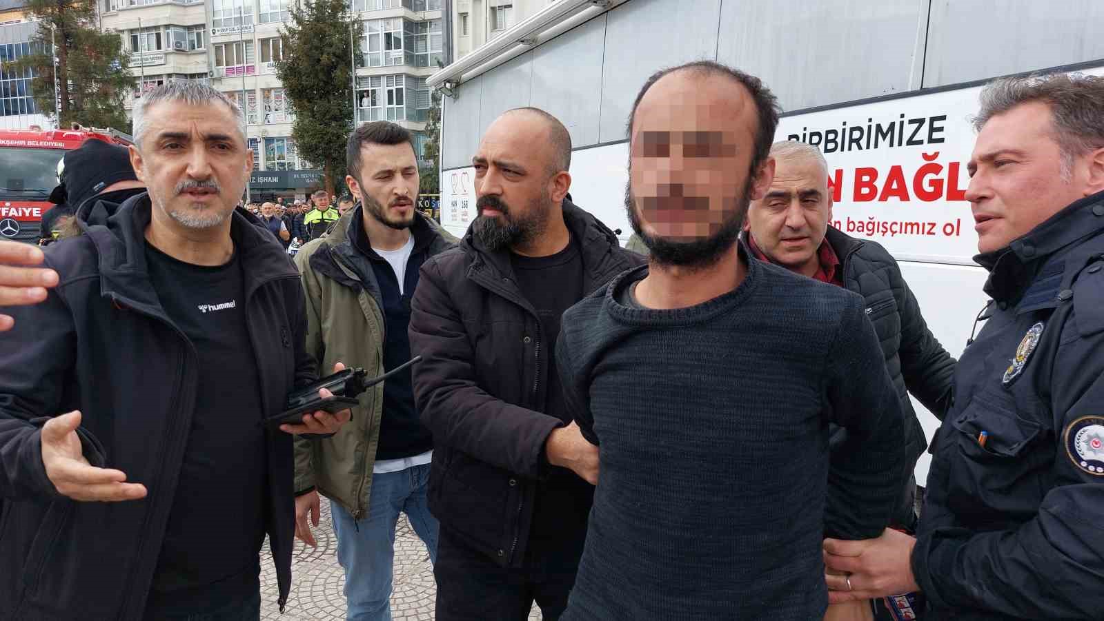 mahalle-yolunun-yapilmadigi-gerekcesiyle-meydanda-kendini-yakmak-istedi