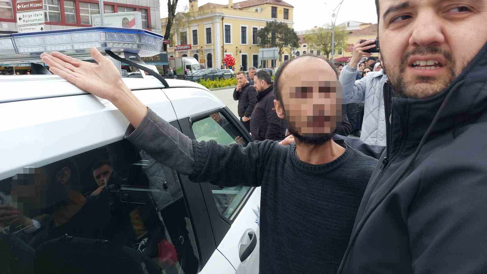 mahalle-yolunun-yapilmadigi-gerekcesiyle-meydanda-kendini-yakmak-istedi