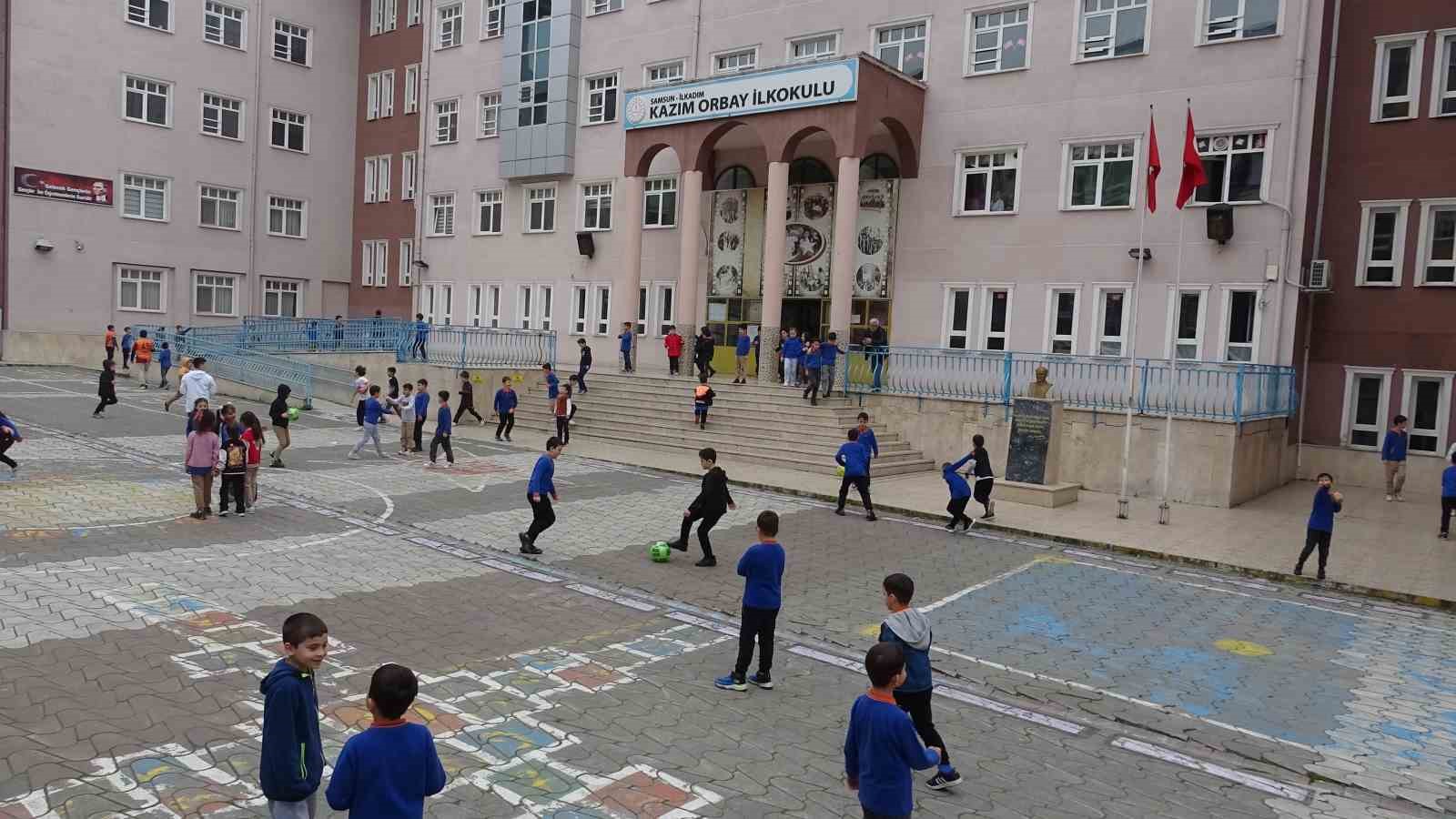ogretmenden-ogrenciye-basortusu-mobbingi-iddiasi-veli-ve-ogretmen-karakolluk-oldu
