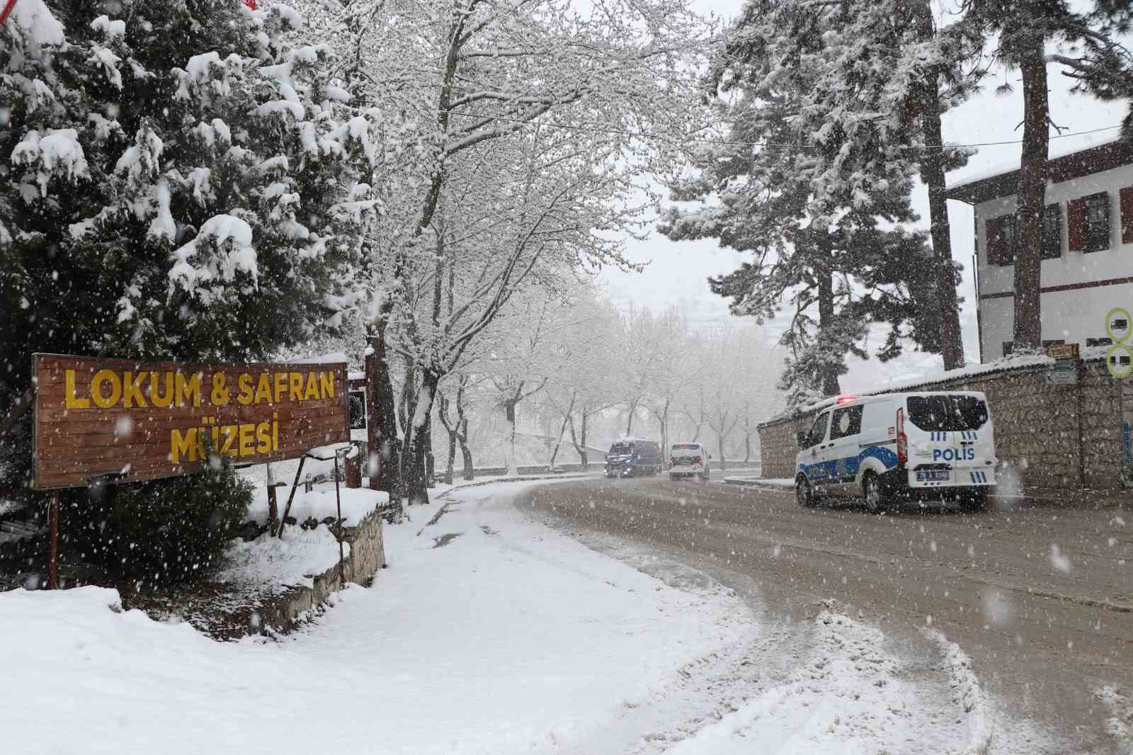 osmanlinin-parmak-izi-kar-manzaralari-ile-mest-etti