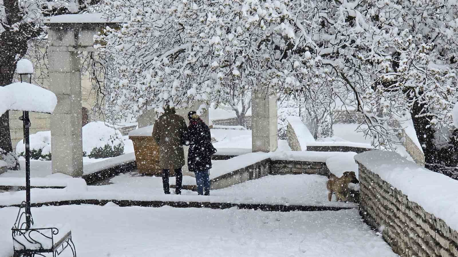 osmanlinin-parmak-izi-kar-manzaralari-ile-mest-etti