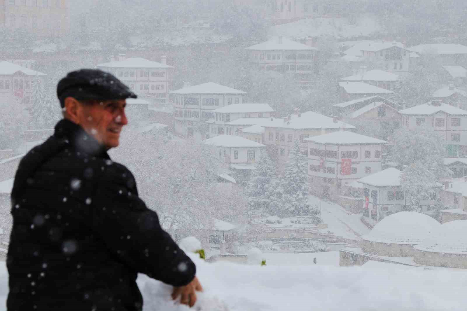 osmanlinin-parmak-izi-kar-manzaralari-ile-mest-etti