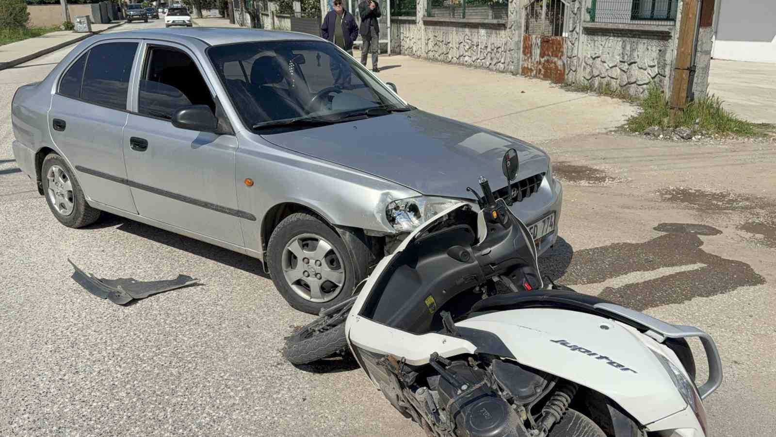 otomobil-ile-carpisan-motosikletlinin-taktigi-kask-hayatini-kurtardi
