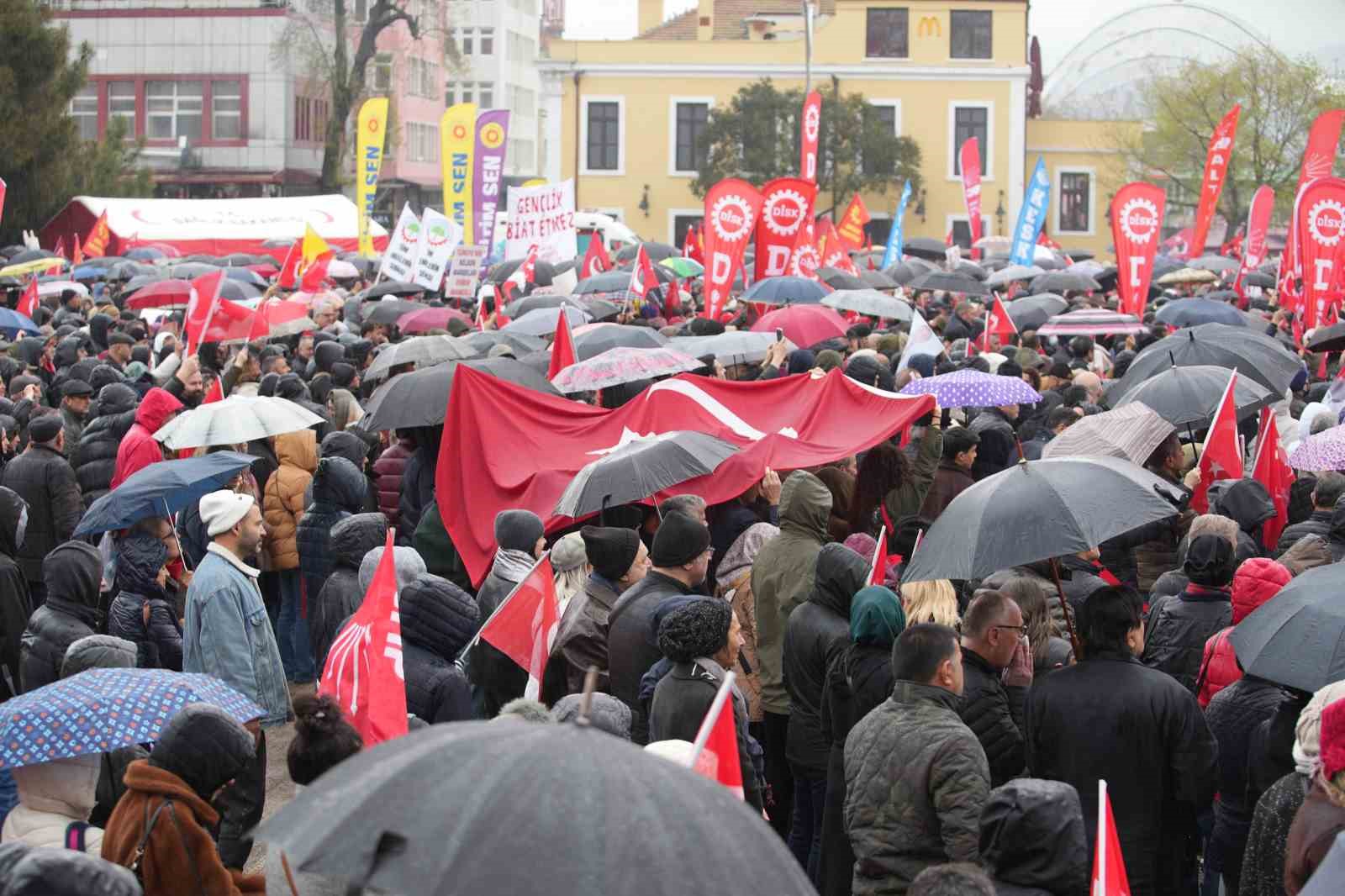 ozgur-ozel-millet-iradesine-sahip-cikiyor-mitinglerini-samsundan-baslatti