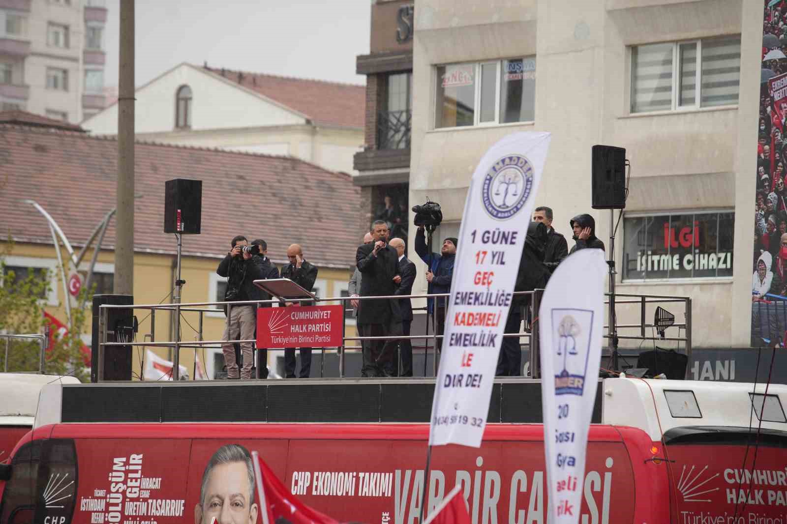 ozgur-ozel-millet-iradesine-sahip-cikiyor-mitinglerini-samsundan-baslatti
