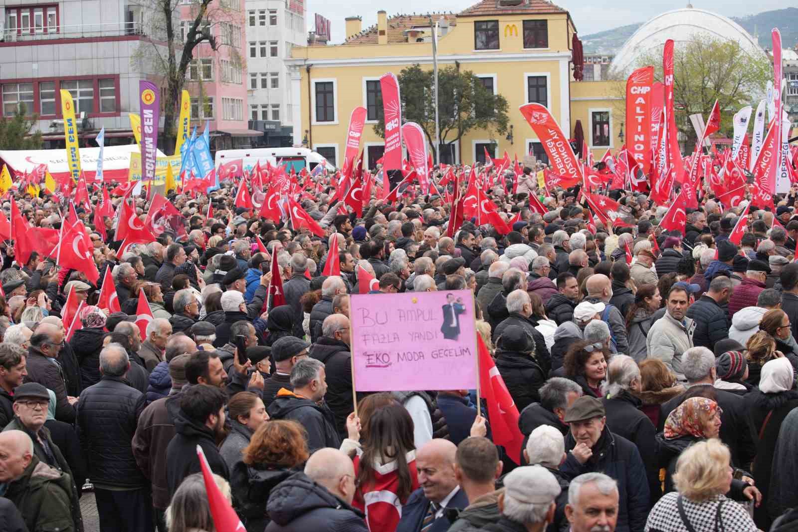 ozgur-ozel-millet-iradesine-sahip-cikiyor-mitinglerini-samsundan-baslatti