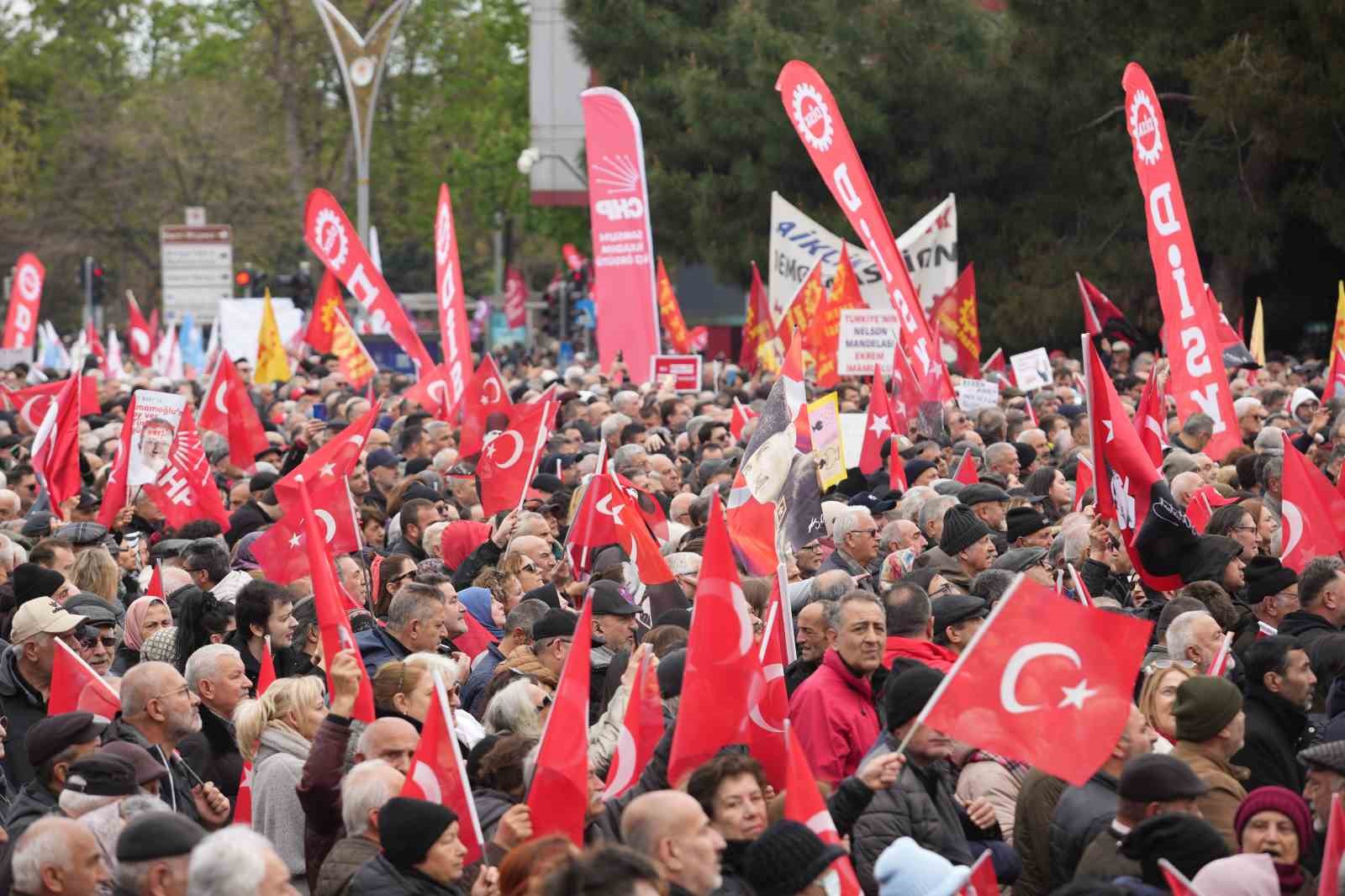 ozgur-ozel-millet-iradesine-sahip-cikiyor-mitinglerini-samsundan-baslatti