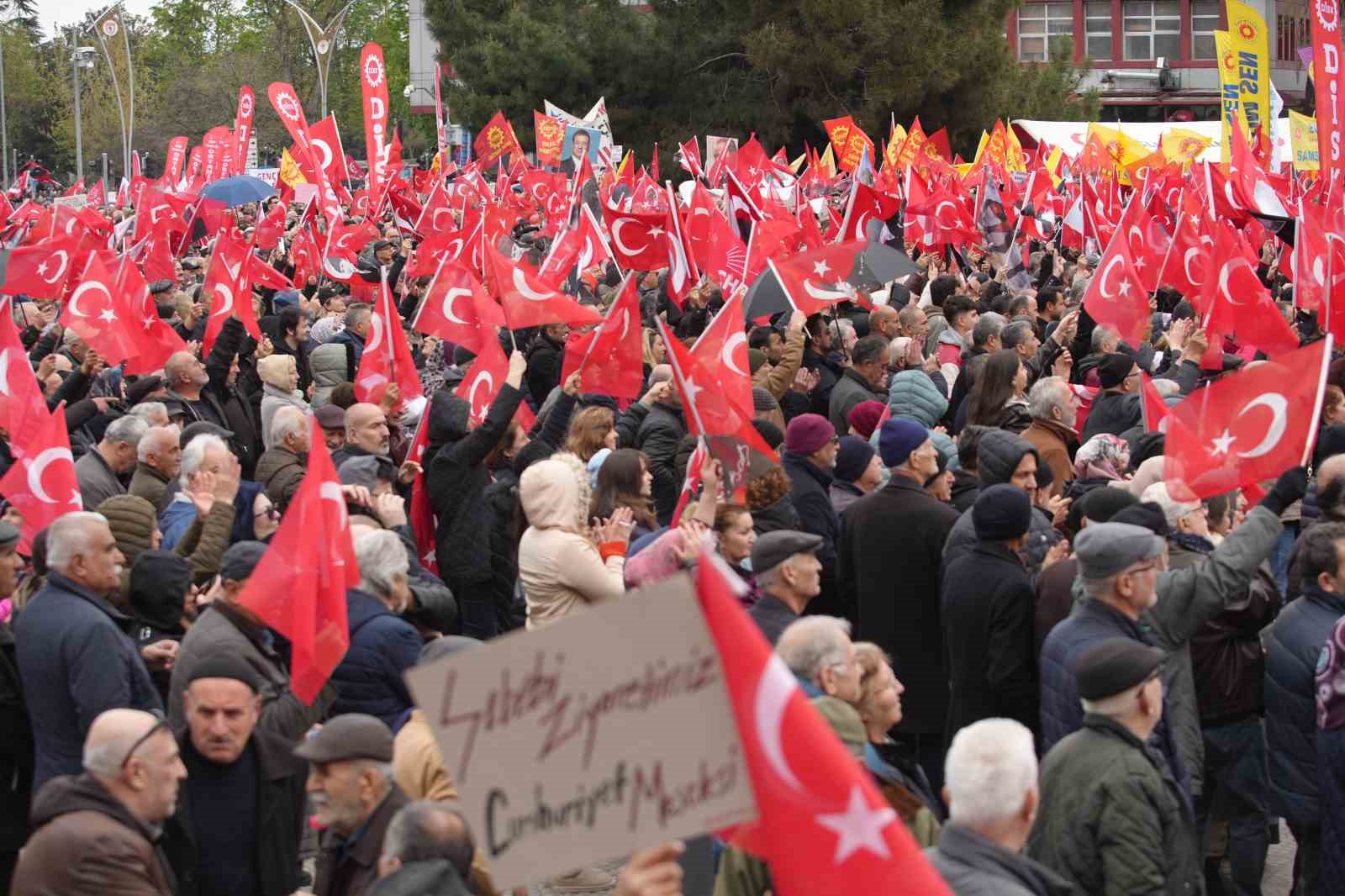 ozgur-ozel-millet-iradesine-sahip-cikiyor-mitinglerini-samsundan-baslatti