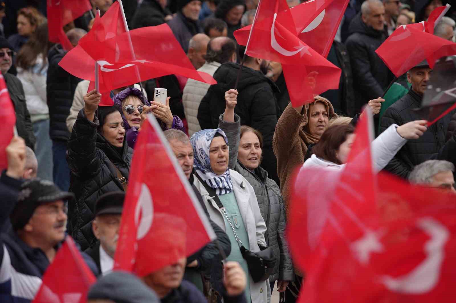 ozgur-ozel-millet-iradesine-sahip-cikiyor-mitinglerini-samsundan-baslatti