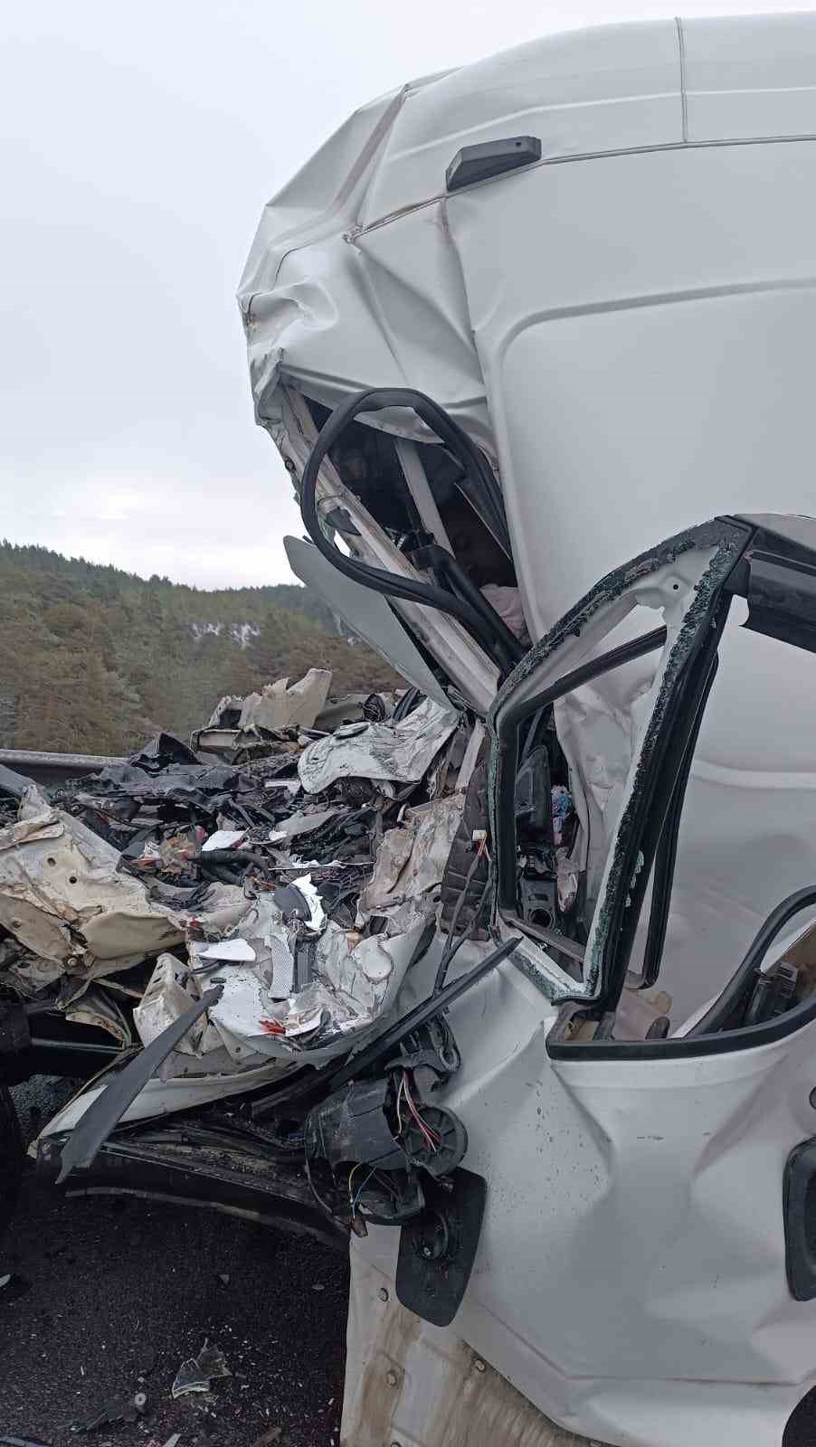 park-halindeki-tira-carpan-minibus-kagit-gibi-ezildi-1-olu