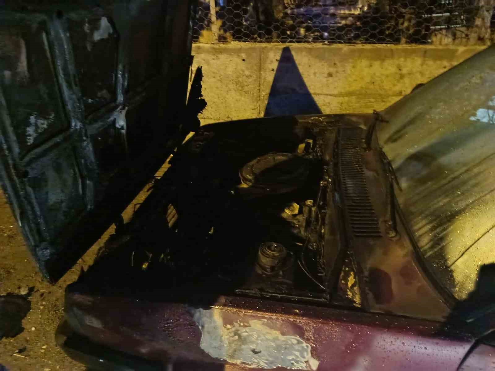 park-halindeyken-alevlere-teslim-olan-tofas-fiat-marka-otomobilde-maddi-hasar-meydana-geldi