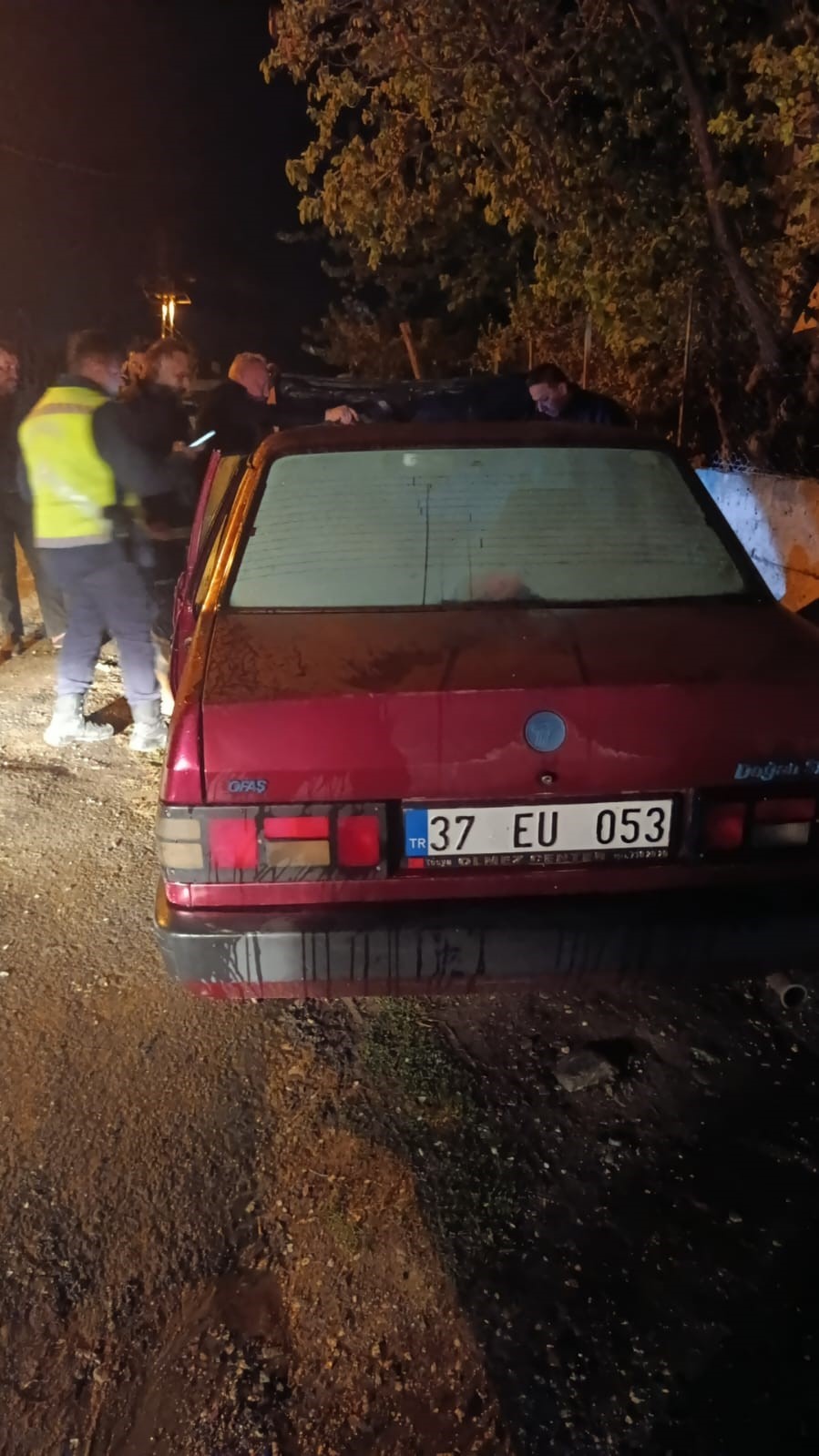 park-halindeyken-alevlere-teslim-olan-tofas-fiat-marka-otomobilde-maddi-hasar-meydana-geldi