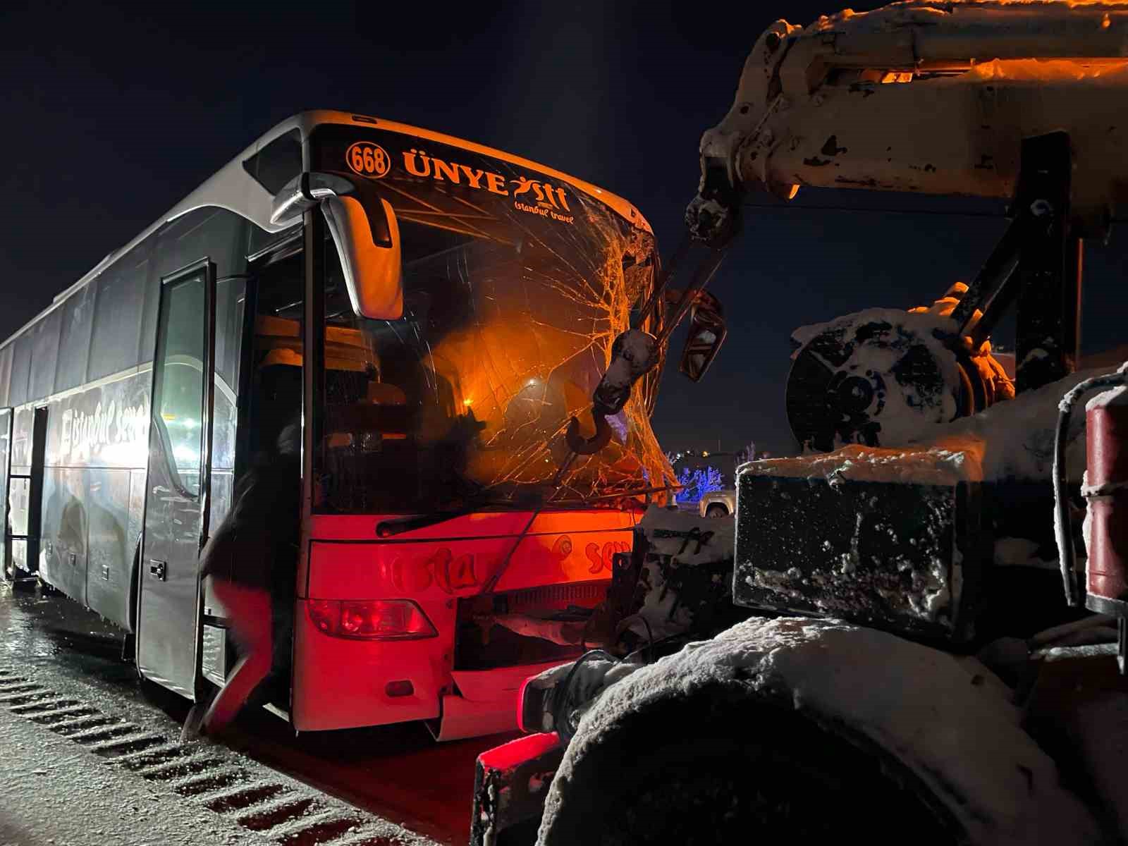 samsun-ankara-yolunda-otobus-ile-tir-carpisti-5-yarali