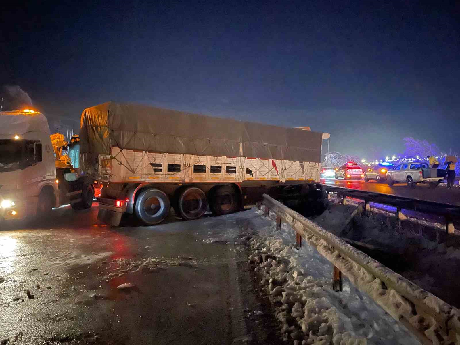 samsun-ankara-yolunda-otobus-ile-tir-carpisti-5-yarali